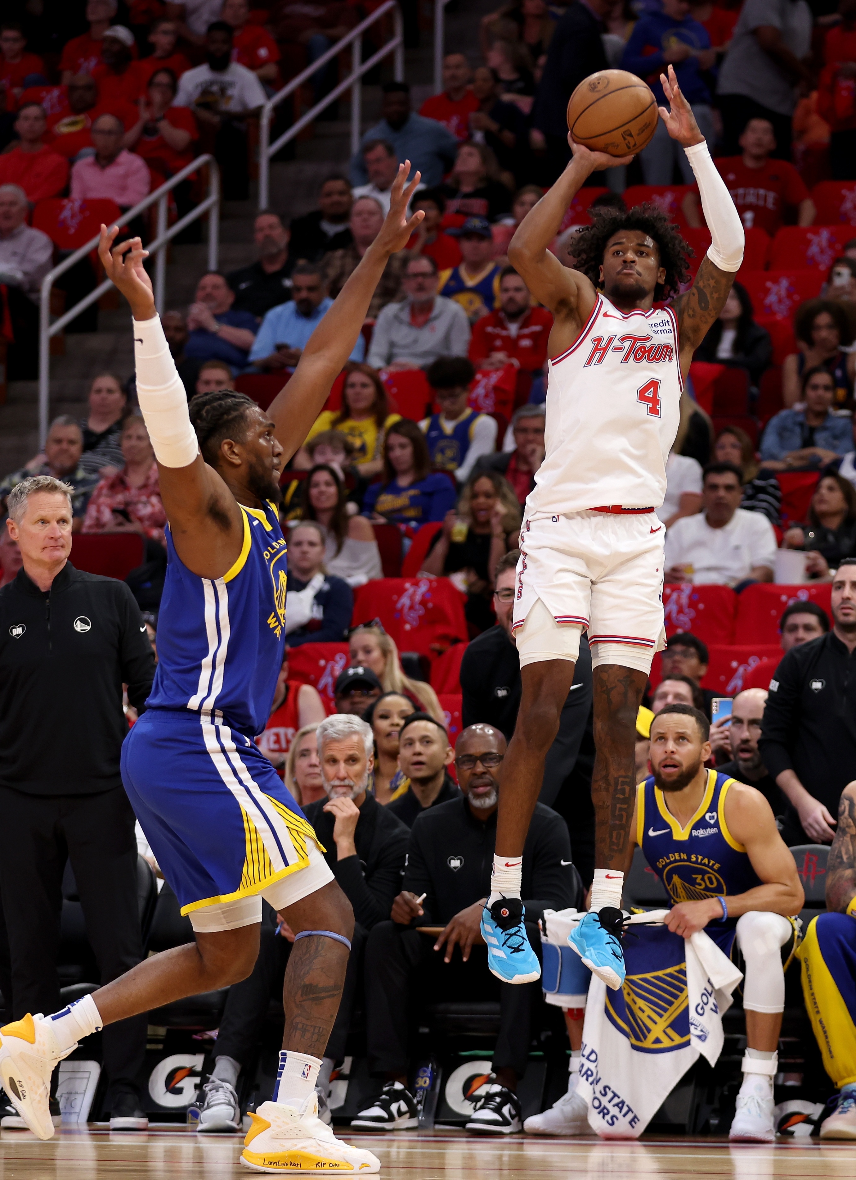 猛龙险胜鹈鹕,库里带队取胜 猛龙险胜鹈鹕,库里带队取胜