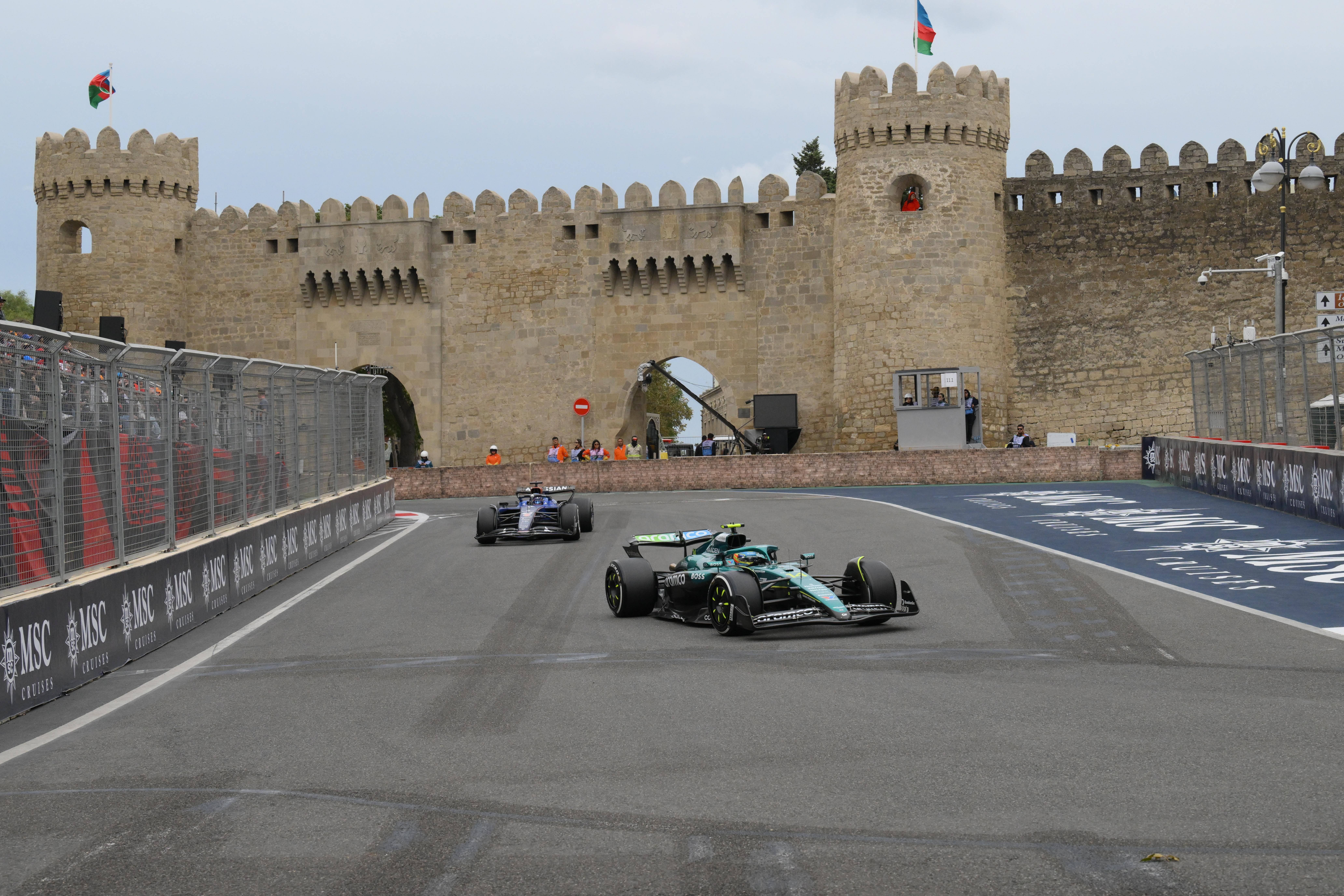 红牛车队完胜阿斯顿马丁，阿隆索统治全场