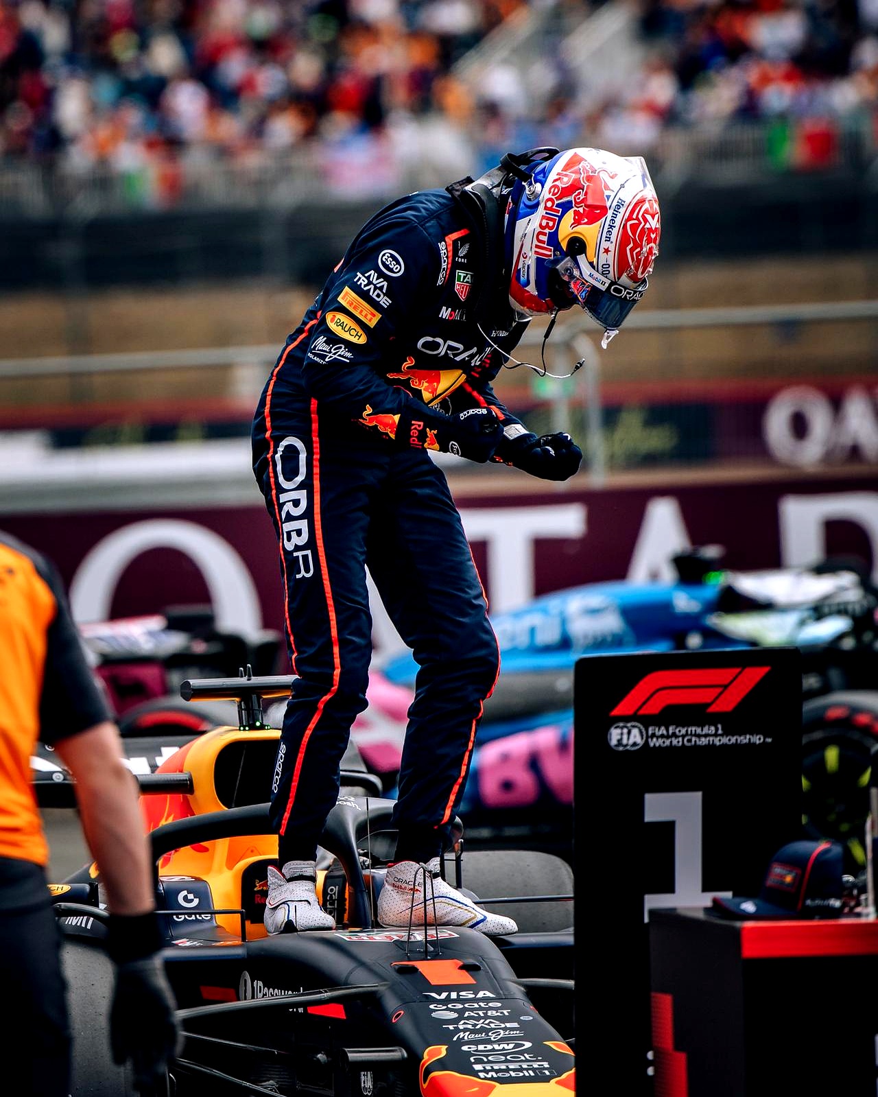 红牛车队完胜阿斯顿马丁，阿隆索统治全场