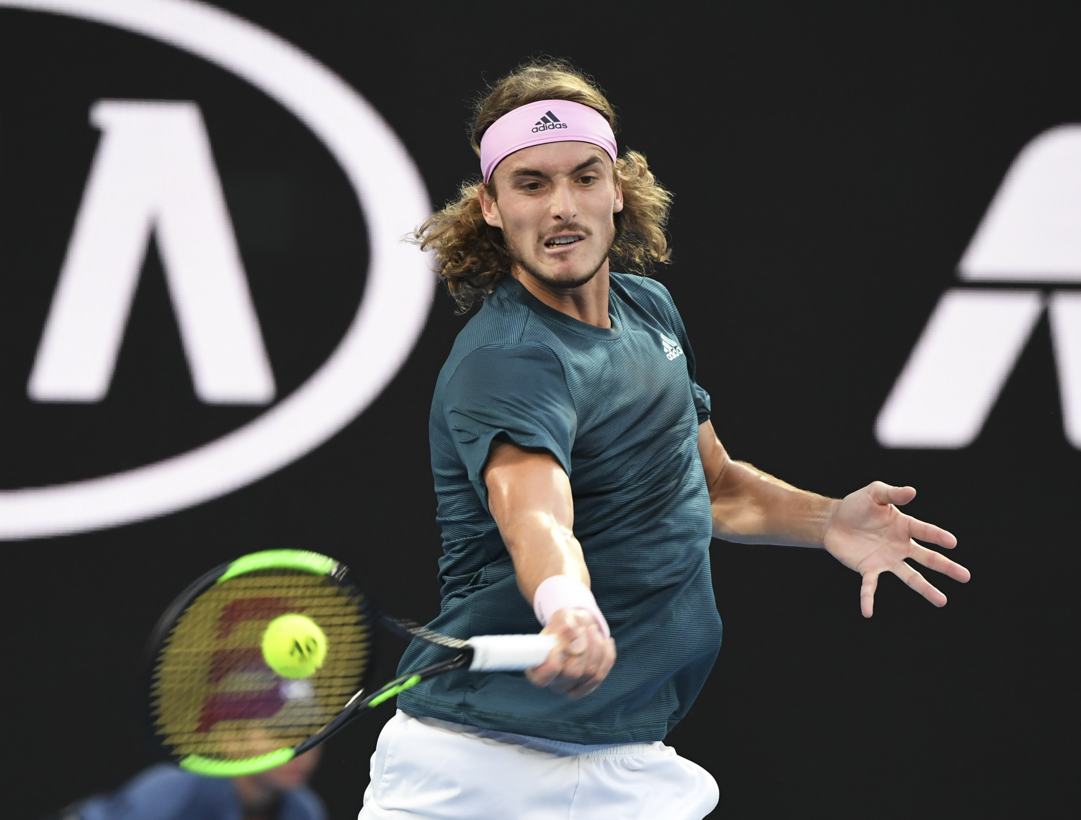 戴维斯杯险胜澳网，西西帕斯惊艳四座