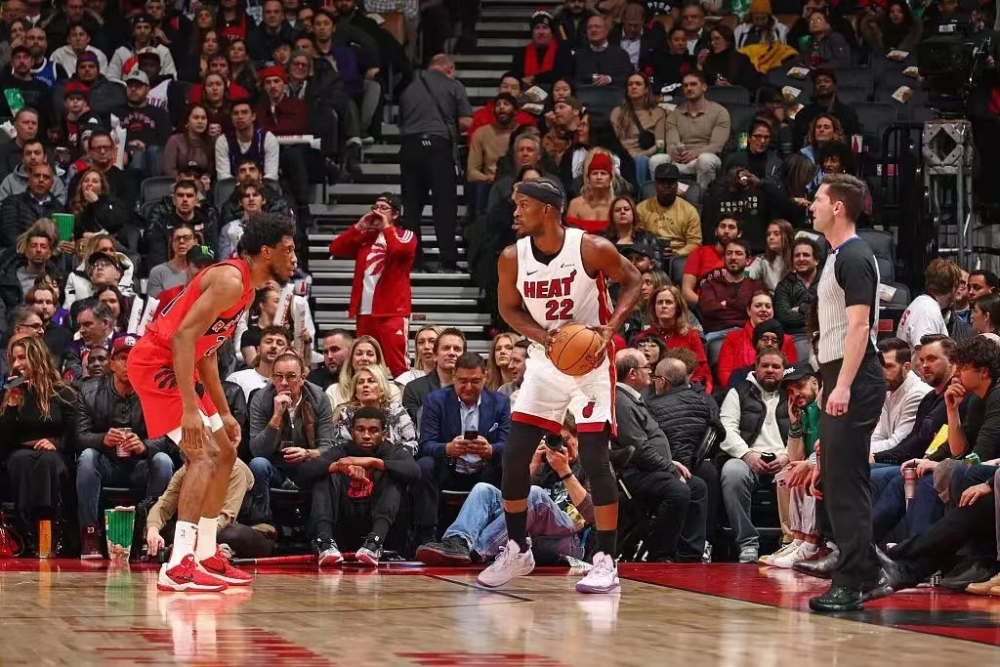 鹈鹕翻盘青岛队，西亚卡姆统治全场