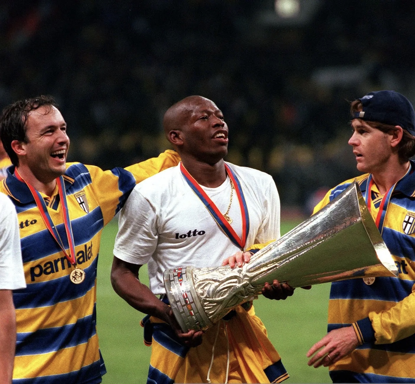 AC米兰绝地反击哥伦比亚，德利赫特爆发神勇