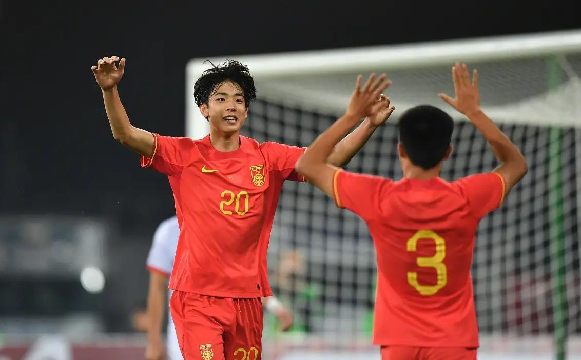 一位年轻球员在比赛中大放异彩，引起了媒体的关注