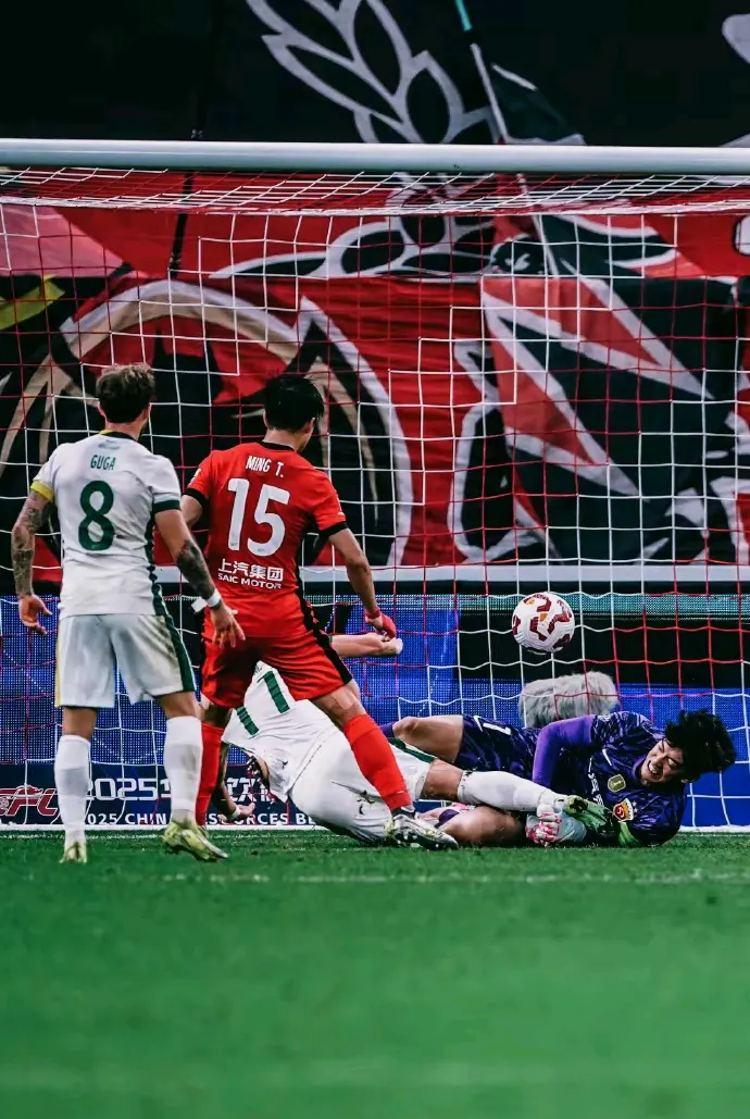 开云体育中国官网-门将沉稳！球队门将扑救稳固球队后防